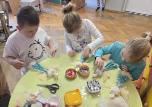 dzieci dekorują aniołki