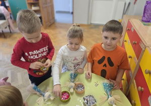 dzieci dekorują aniołki