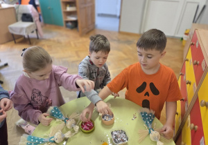 dzieci dekorują aniołki