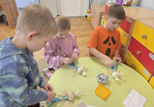 dzieci dekorują aniołki