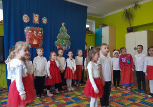 Występ dzieci podczas grupowej wigilii