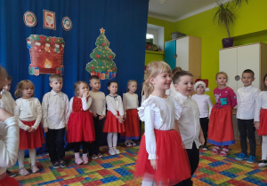 Występ dzieci podczas grupowej wigilii