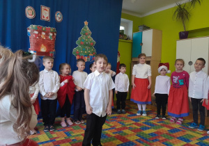 Występ dzieci podczas grupowej wigilii