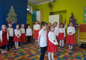 Występ dzieci podczas grupowej wigilii
