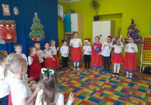 Dzieci śpiewają piosenki