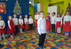 Występ dzieci podczas grupowej wigilii