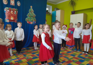 Występ dzieci podczas grupowej wigilii