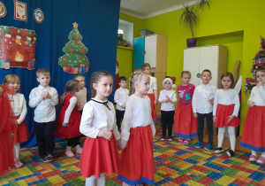 Występ dzieci podczas grupowej wigilii
