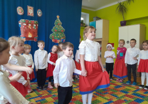 Występ dzieci podczas grupowej wigilii