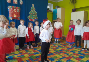 Występ dzieci podczas grupowej wigilii