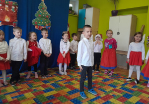 Występ dzieci podczas grupowej wigilii