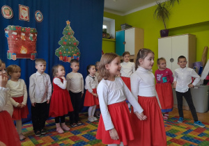 Występ dzieci podczas grupowej wigilii