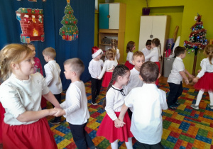 Dzieci tańczą podczas grupowej wigilii