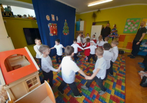 Dzieci tańczą podczas grupowej wigilii