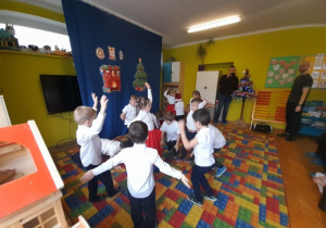 Dzieci tańczą podczas grupowej wigilii