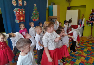 Dzieci tańczą podczas grupowej wigilii