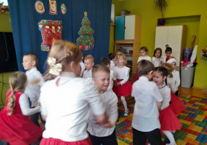 Dzieci tańczą podczas grupowej wigilii