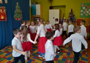 Dzieci tańczą podczas grupowej wigilii