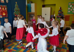 Dzieci tańczą podczas grupowej wigilii