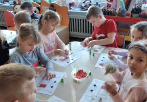 dzieci wykonują mikołaje