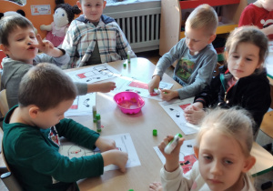 dzieci wykonują mikołaje