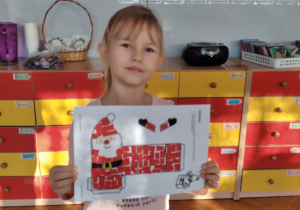 dzieci wykonują mikołaje