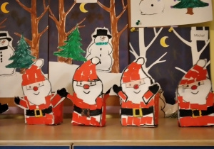 dzieci wykonują mikołaje