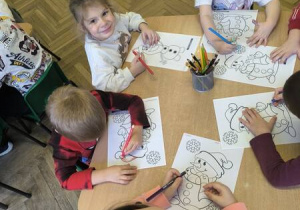 dzieci malują