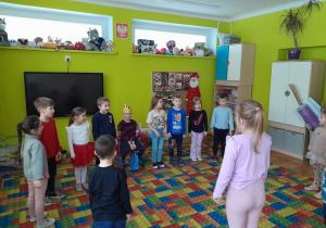 Dzieci śpiewają "Sto lat"