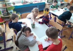 Dzieci tworzą urodzinowe laurkl dla kolegi