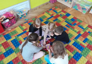 Dzieci układają napis