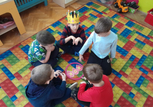 Dzieci układają napis