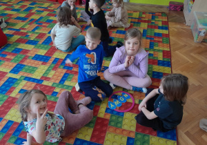 Dzieci układają napis