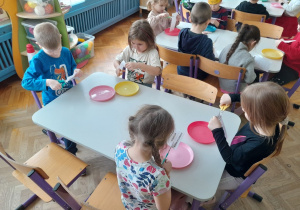 Dzieci wycinają napisy