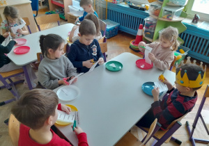 Dzieci wycinają napisy