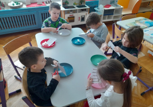 Dzieci wycinają napisy