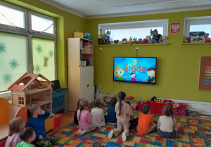 Dzieci oglądają film o dniach tygodnia