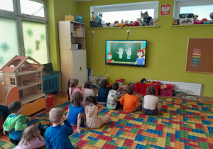 Dzieci oglądają film o dniach tygodnia