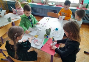 Dzieci przygotowują zaproszenia dla Babci i Dziadka