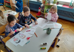 Dzieci przygotowują zaproszenia dla Babci i Dziadka