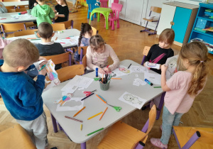 Dzieci przygotowują zaproszenia dla Babci i Dziadka