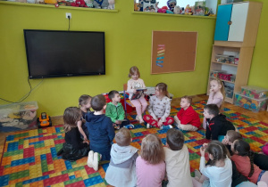 Dziewczynka opowiada o przeczytanej książce