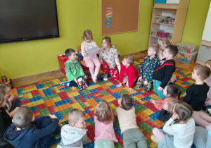 Dziewczynka opowiada o przeczytanej książce