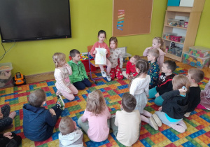 Dziewczynka opowiada o przeczytanej książce