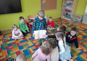 Chłopiec opowiada o przeczytanej książce