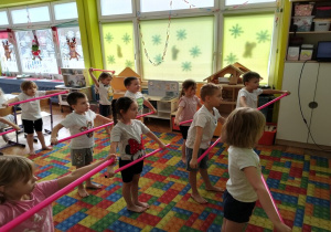 ćwiczymy z laskami gimnastycznymi