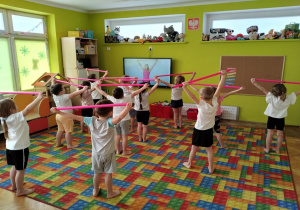 ćwiczymy z laskami gimnastycznymi