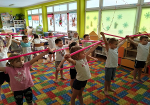 ćwiczymy z laskami gimnastycznymi