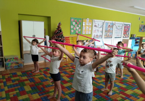 ćwiczymy z laskami gimnastycznymi