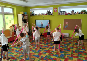 ćwiczymy z laskami gimnastycznymi